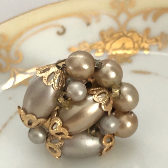 Vintage Faux Pearl Cluster Clip Earrings Hong Kong 1950's - Picture 3 of 6